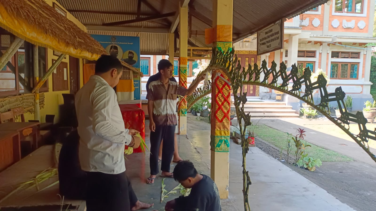 Persiapan Odalan dan Hari Suci Saraswati di Pasraman Gurukula Bangli