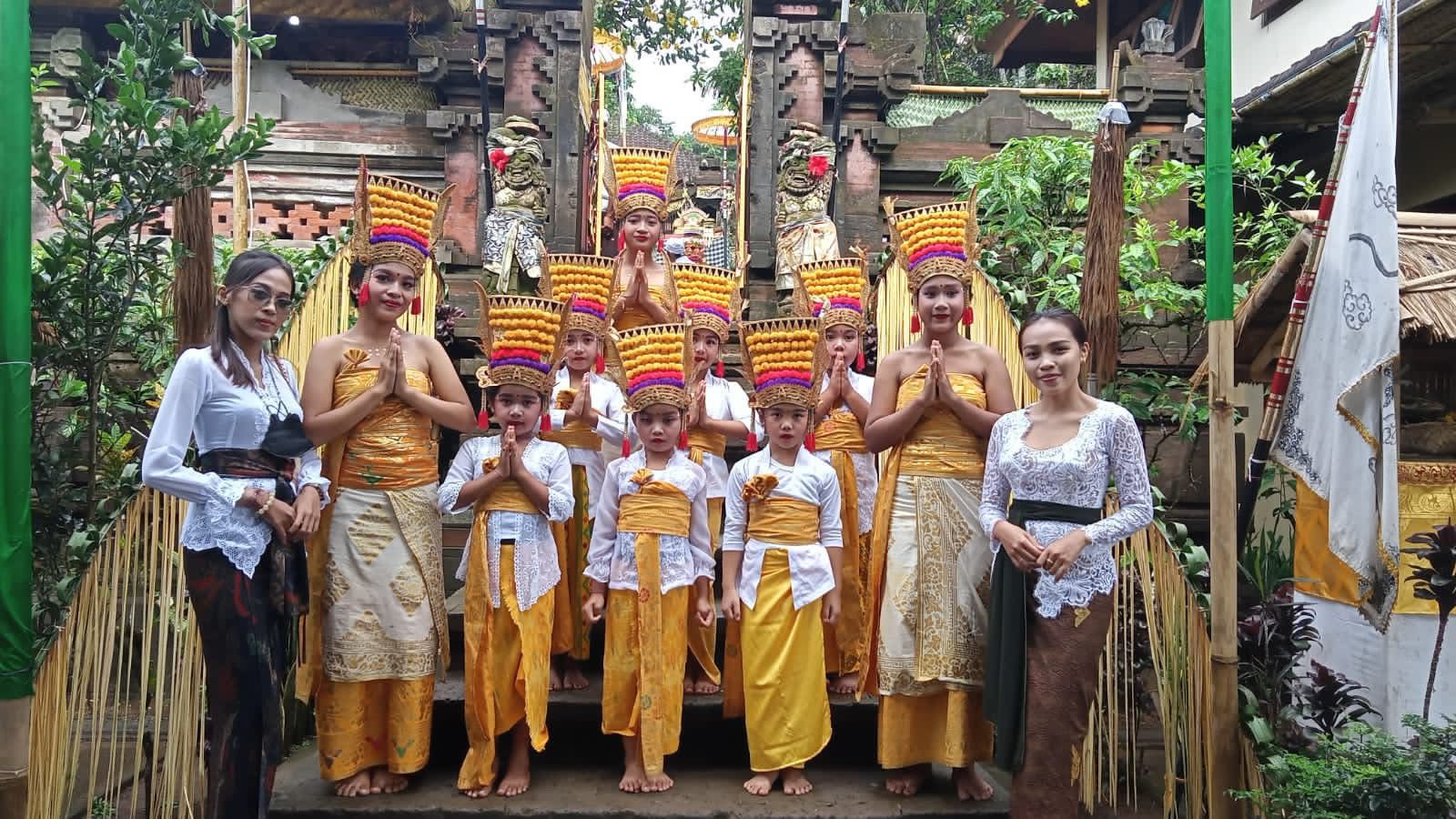 Siswa AW Gurukula Bangli Ngayah Rejang Ring Rahina Saraswati 