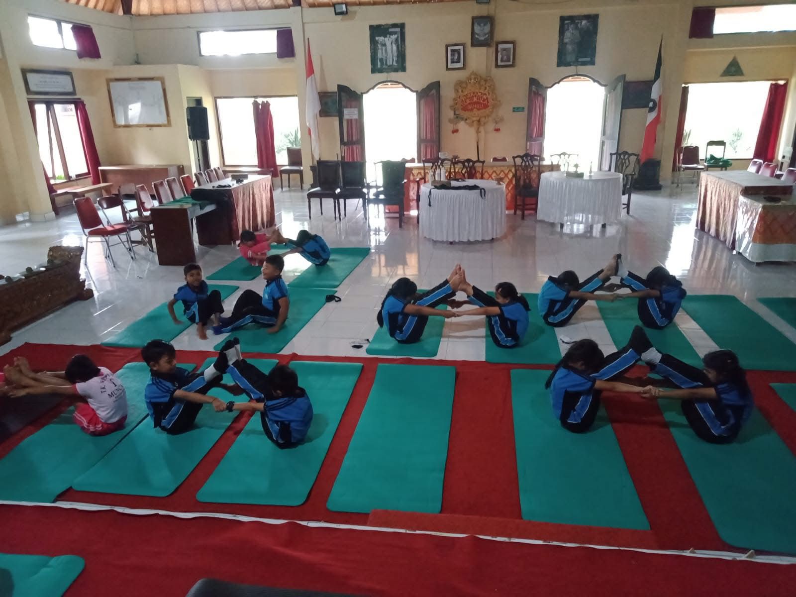 Siswa AW Gurukula Bangli Melaksanakan Praktik Yoga Asana Untuk Meningkatkan Kebugaran Jasmani 