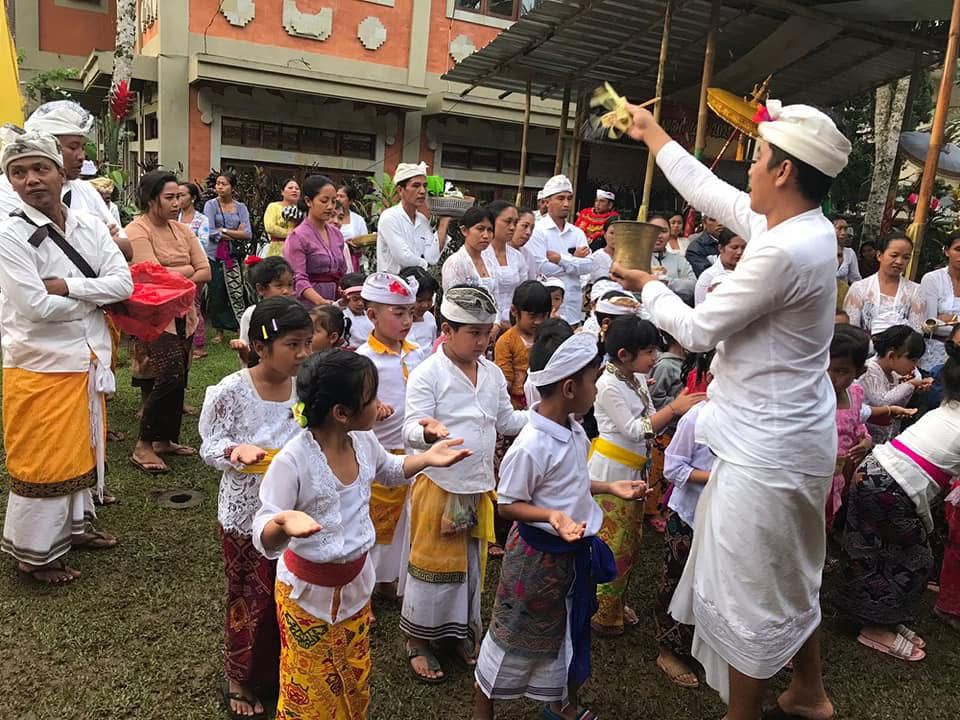 Siswa AW Gurukula Bangli Melaksanakan Prosesi  Pawintenan Mejaya jaya Untuk Siswa Baru Ring Rahina Saraswati