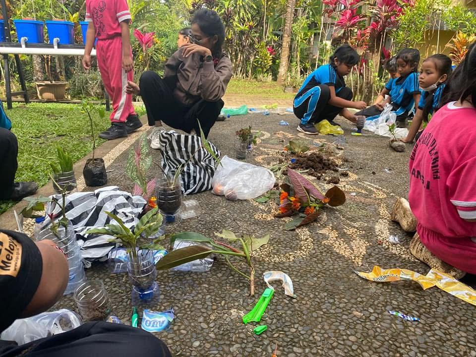 Siswa Adi Widyalaya Gurukula Bangli Melaksanakan Kegiatan Belajar Bercocok Tanam Dengan Memanfaatkan Barang Bekas