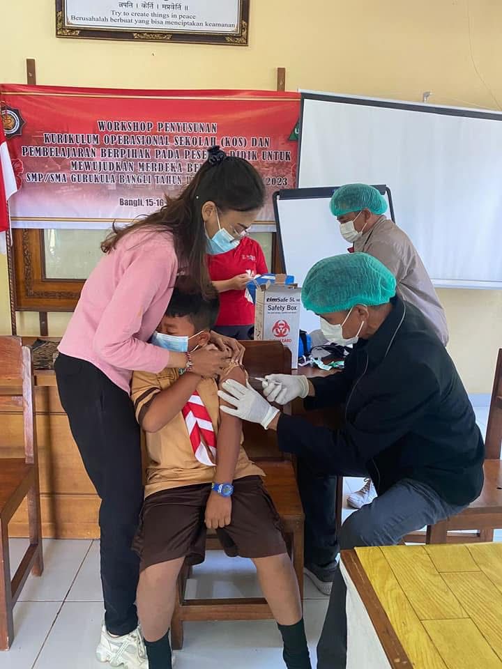 Siswa AW Melaksanakan Imunisasi TD dan DT Kelas 1 dan 2 SD di Adi Widyalaya Gurukula Bangli Oleh Puskesmas Bangli Utara