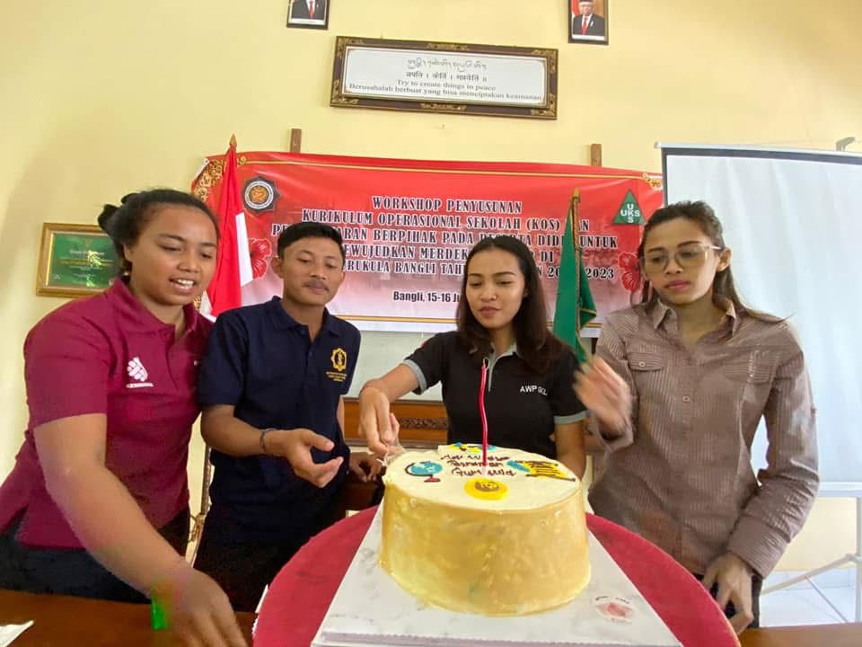 Keluarga Besar AW Gurukula Bangli Melaksanakan Perayaan Hari Guru Dengan Seru dan Bahagia