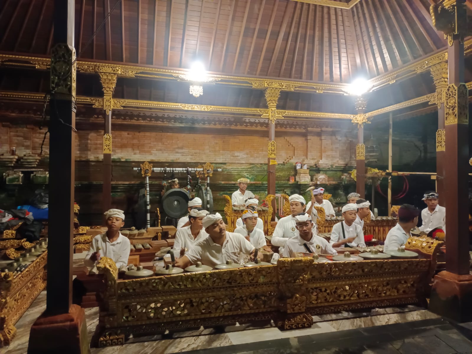Kegiatan Ngayah Megambel di Pura Pusat Kawitan Kayu Selem 2025